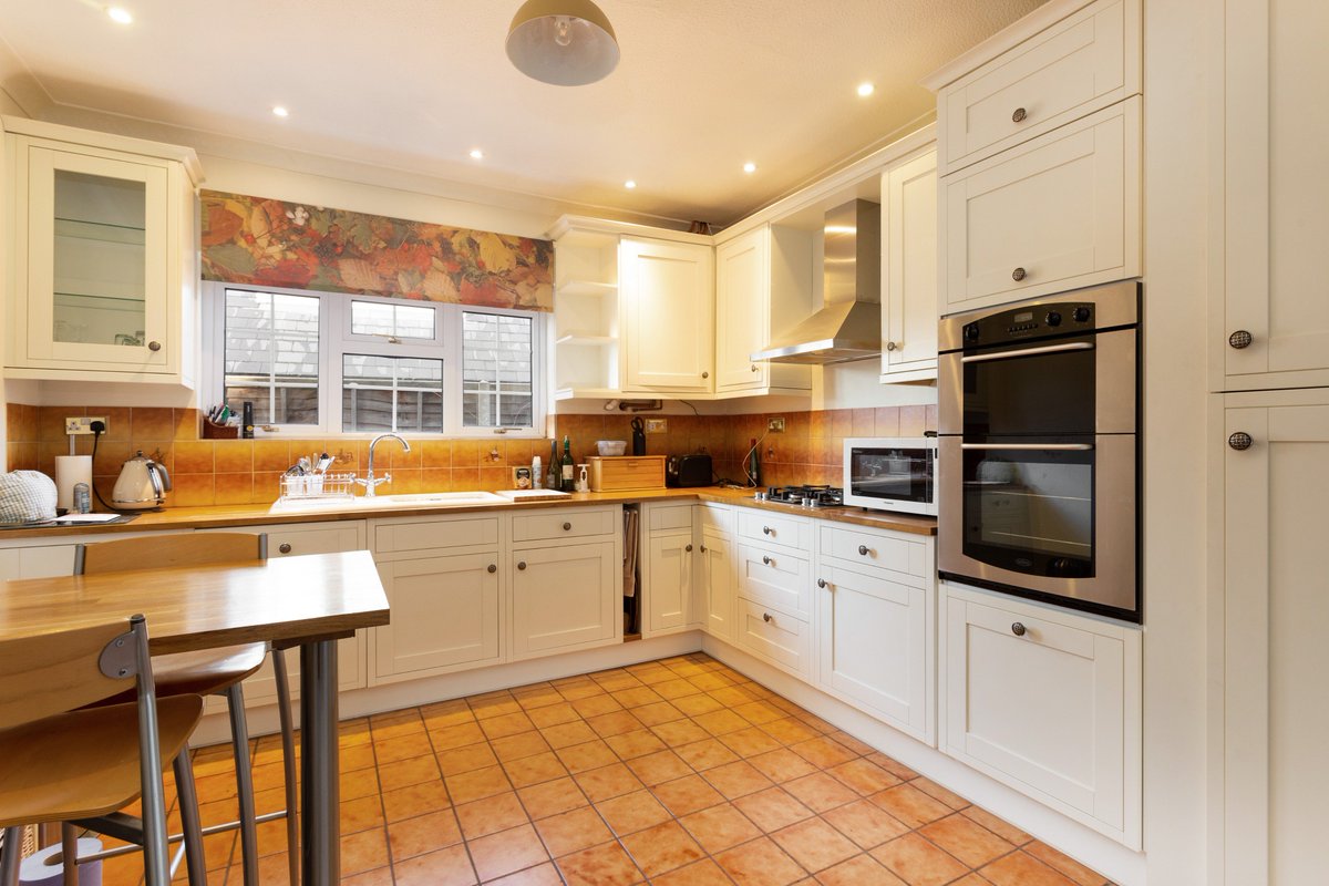 HamptonsMhead's tweet image. A rarely available 2 bedroom bungalow to rent in the St Marks area of Maidenhead.  The property is available from the beginning of April and is a real must see!! #letting #bungalow #maidenhead