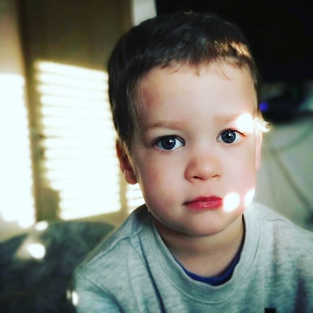 InternetQueenIL's tweet image. This face, morning light through the window and momma's heart is full 💛