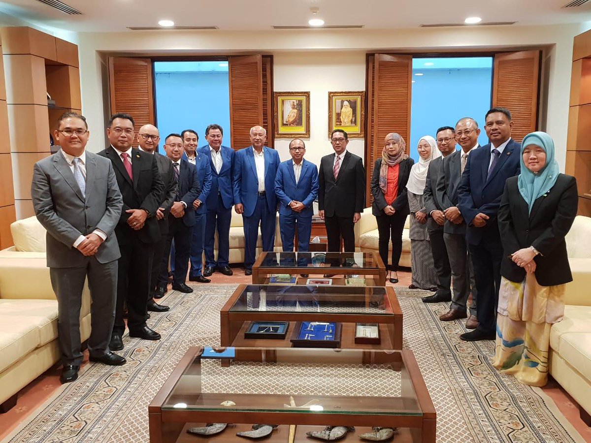 Kunjung hormat <a href="/BEM_Engineers/">Board of Engineers Malaysia</a> ke Pejabat Setiausaha Tetap Kementerian Pembangunan (MoD) Brunei dan Brunei Darussalam Board of Architects, Professional Engineers &amp; Quantity Surveyors (APEQS) sebelum Mesyuarat CCS di Bandar Seri Begawan. Terima kasih YM Tn Hj Amer &amp; pegawai2 MoD.