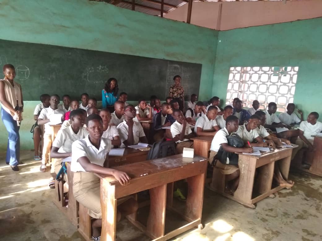 AIESECCalabar's tweet photo. It was an opportunity to give back to the world and how well they delivered on it.👏🏽
 The Lives of the Students of La Jeunesse Ambition in Port novo, Benin republic were touched positively by these Global volunteers. 
Impact the world,go on exchange with AIESEC👌🏾.
#aieseccalabar https://t.co/uiqtszuZA2