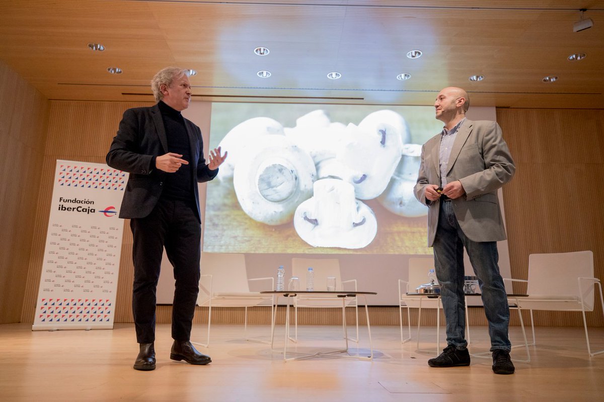 FundIbercaja's tweet photo. Ayer acogimos la presentación de #LatínLovers en el Patio de la Infanta, una declaración de amor y humor a la cultura clásica de @emilio_delrio, en un acto presentado por Guillermo Fatás y en el que intervino el mago @1MarioCobretti. ¡Gracias por tu visita! 👏🏼👏🏼👏🏼 #Zaragoza https://t.co/kAnMGAwoX1