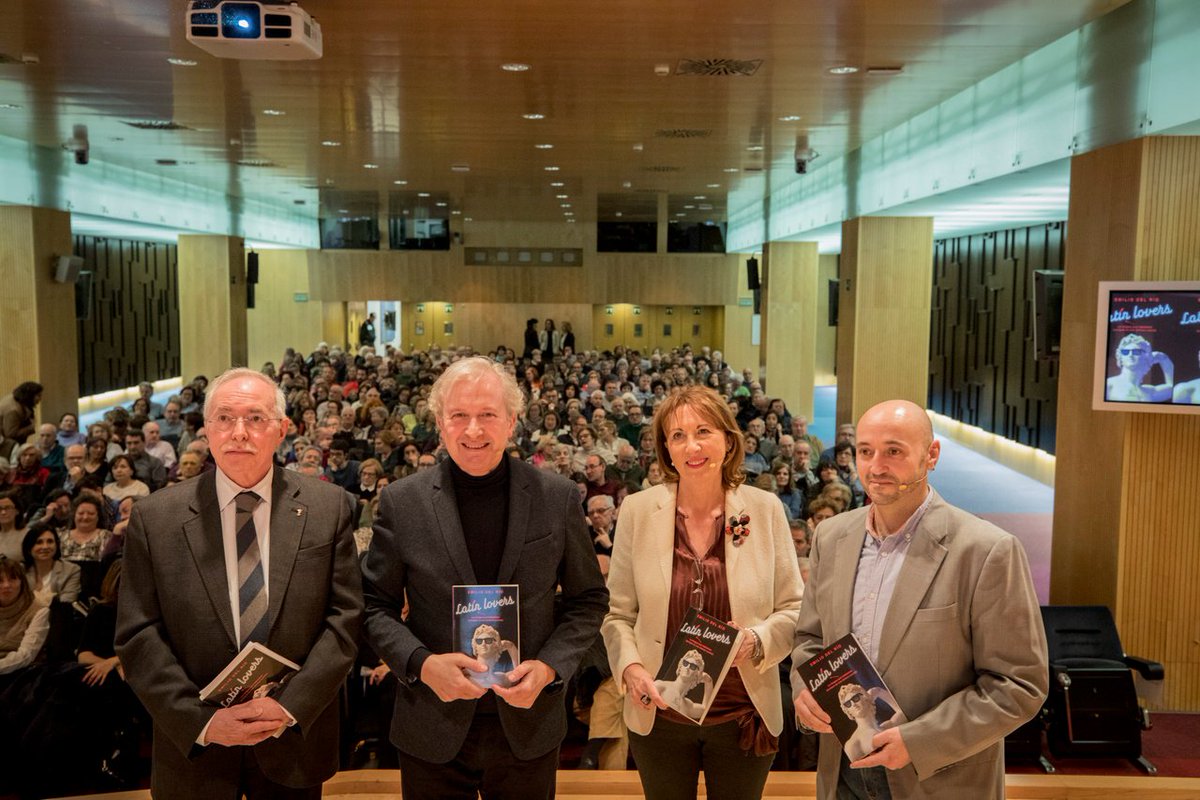 FundIbercaja's tweet photo. Ayer acogimos la presentación de #LatínLovers en el Patio de la Infanta, una declaración de amor y humor a la cultura clásica de @emilio_delrio, en un acto presentado por Guillermo Fatás y en el que intervino el mago @1MarioCobretti. ¡Gracias por tu visita! 👏🏼👏🏼👏🏼 #Zaragoza https://t.co/kAnMGAwoX1