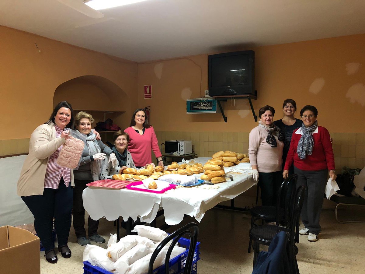 salesianotriana's tweet photo. Se prepara el bocata solidario en Salesianos Triana para unirnos al deseo de erradicar el hambre en el mundo. Un día de ayuno solidario en el que toda la Comunidad educativa celebramos la campaña que Manos Unidas un año más. #comparteloqueimporta #manosunidas #solidaridad https://t.co/Kq51bAKK51