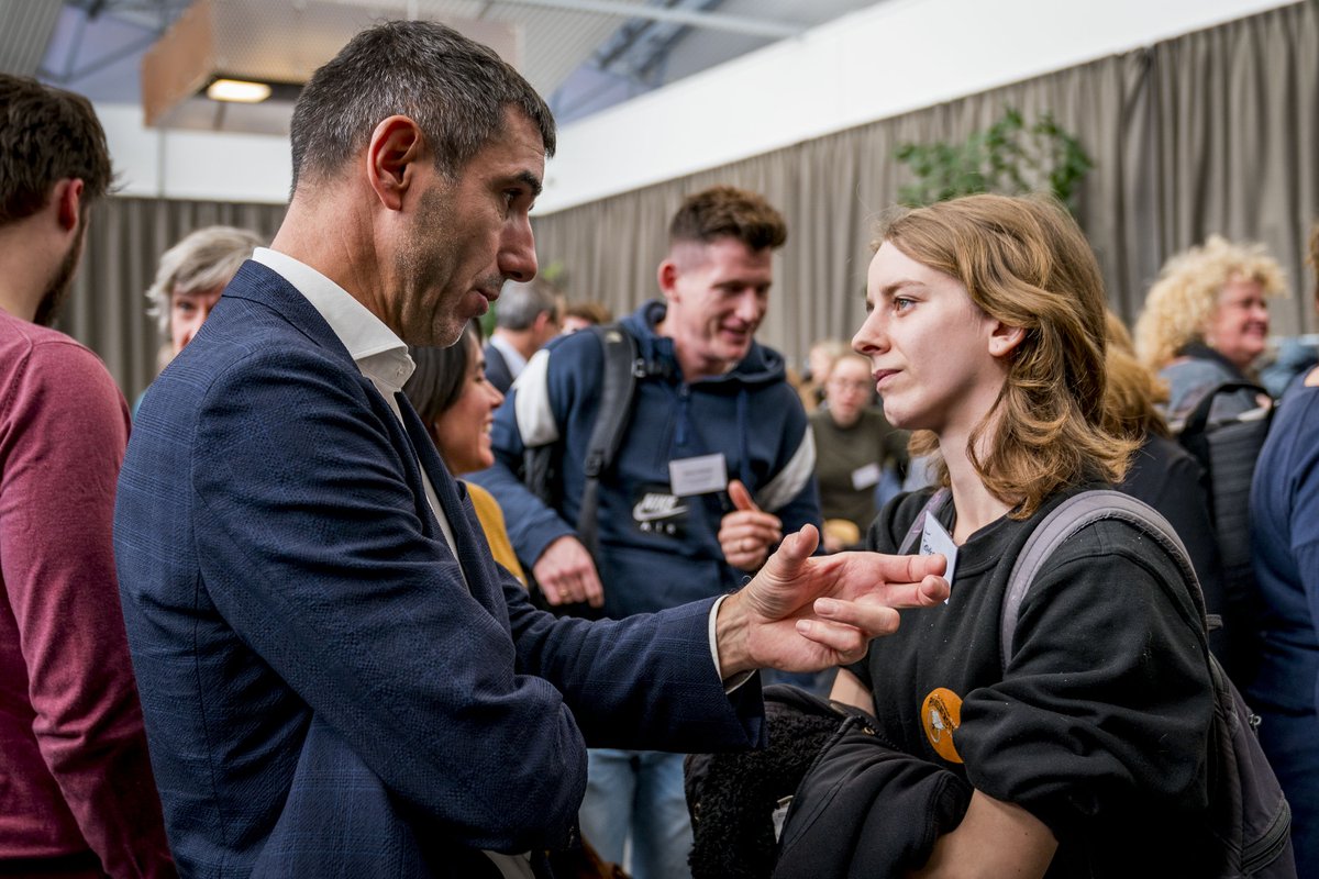 Met de #zwerfsteen naar de conferentie van Actieprogramma Dak- en Thuisloze Jongeren. Veel organisaties die meedenken, deze groep serieus nemen en luisteren naar wat zij nodig hebben. En natuurlijk de jongeren zelf! Dank voor jullie komst en inbreng, op naar concrete oplossingen!