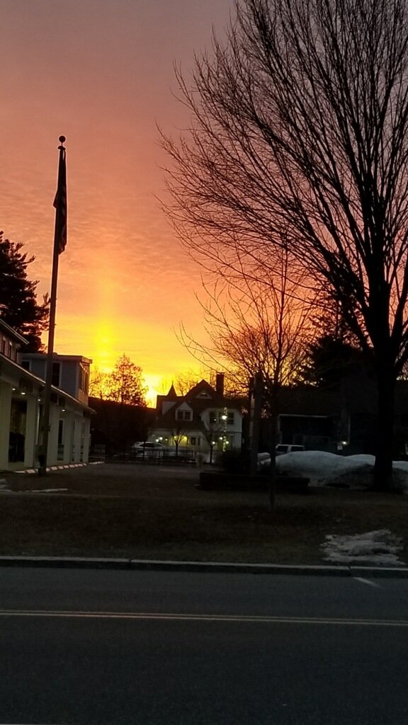 DonaSenecal's tweet photo. On our walk with the dog this morning we saw a perfect example of "pink sky in morning, sailor's take warning". Here comes the snow! @JessBriganti #WakeUpWith10 https://t.co/aEdFDa4v95