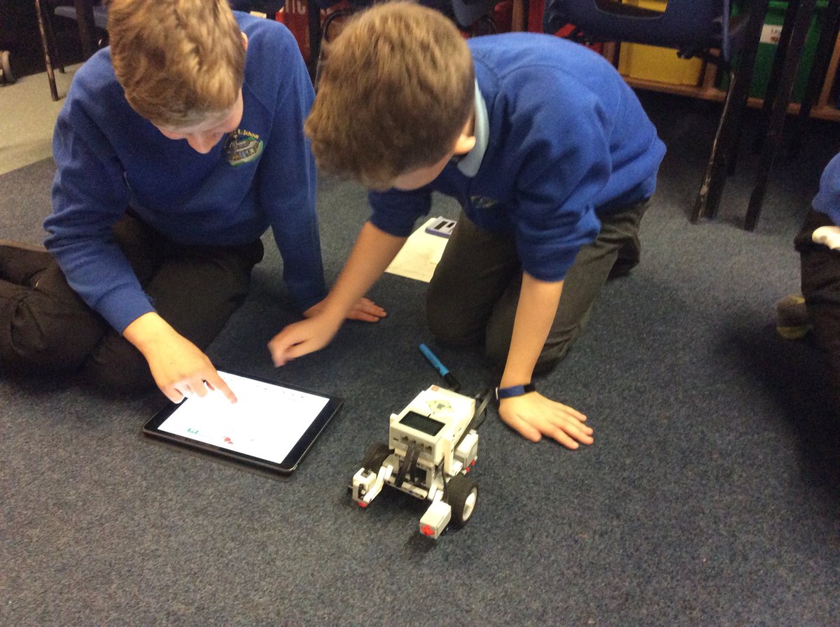 CrosscrakeS's tweet image. Fantastic concentration calculating &amp;amp; coding in our STEM Robotics workshop!