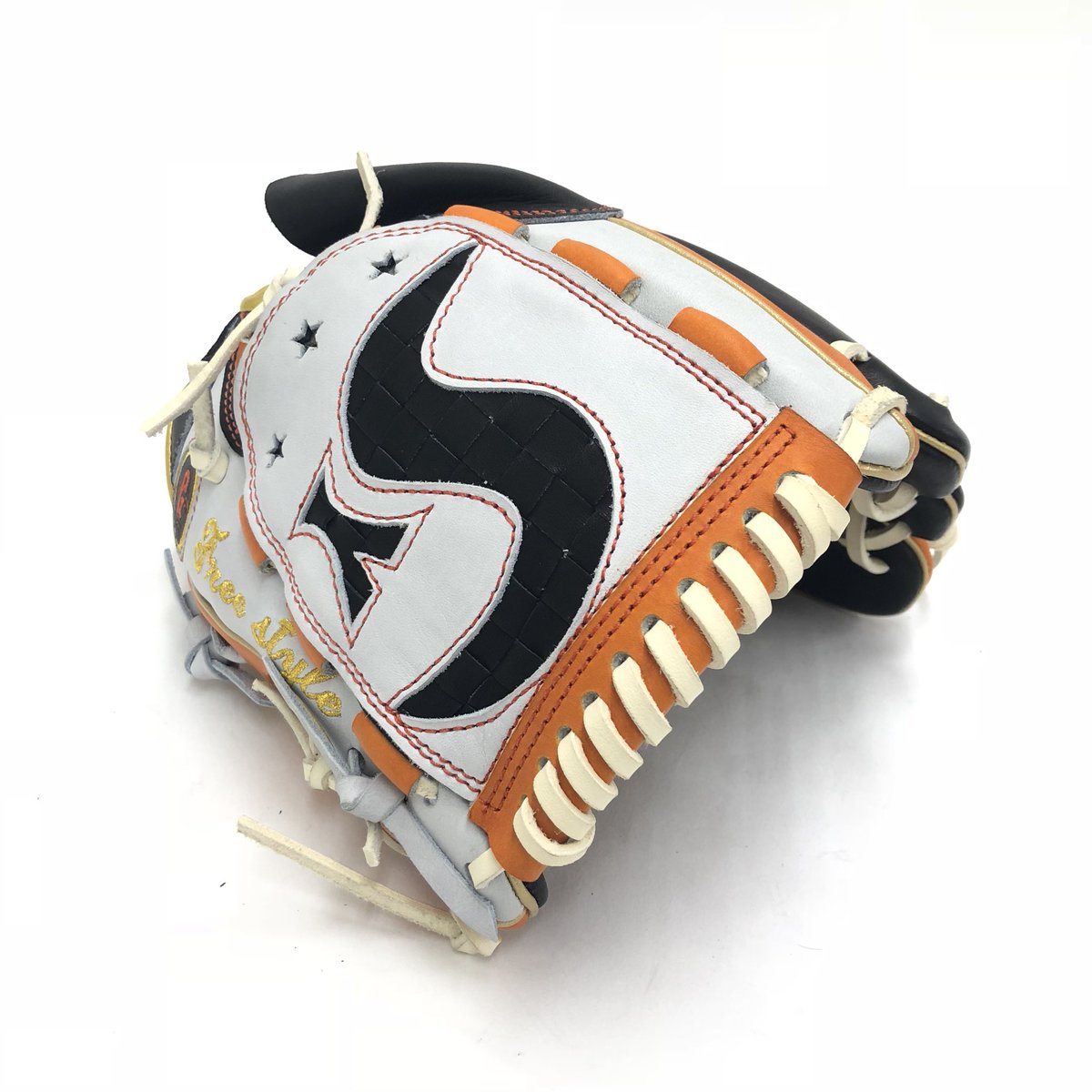 xanax_baseball's tweet photo. 山口俊投手のこだわりの詰まった、ジャイアンツ仕様のグラブです‼️
今シーズンから背番号11に変わり、気合い十分です💪
(＊こちらのグラブはアドバイザリースタッフ仕様の為、オーダー等での対応は出来ません。)
#読売ジャイアンツ #巨人 #山口俊 選手 https://t.co/ZE4seNftO6