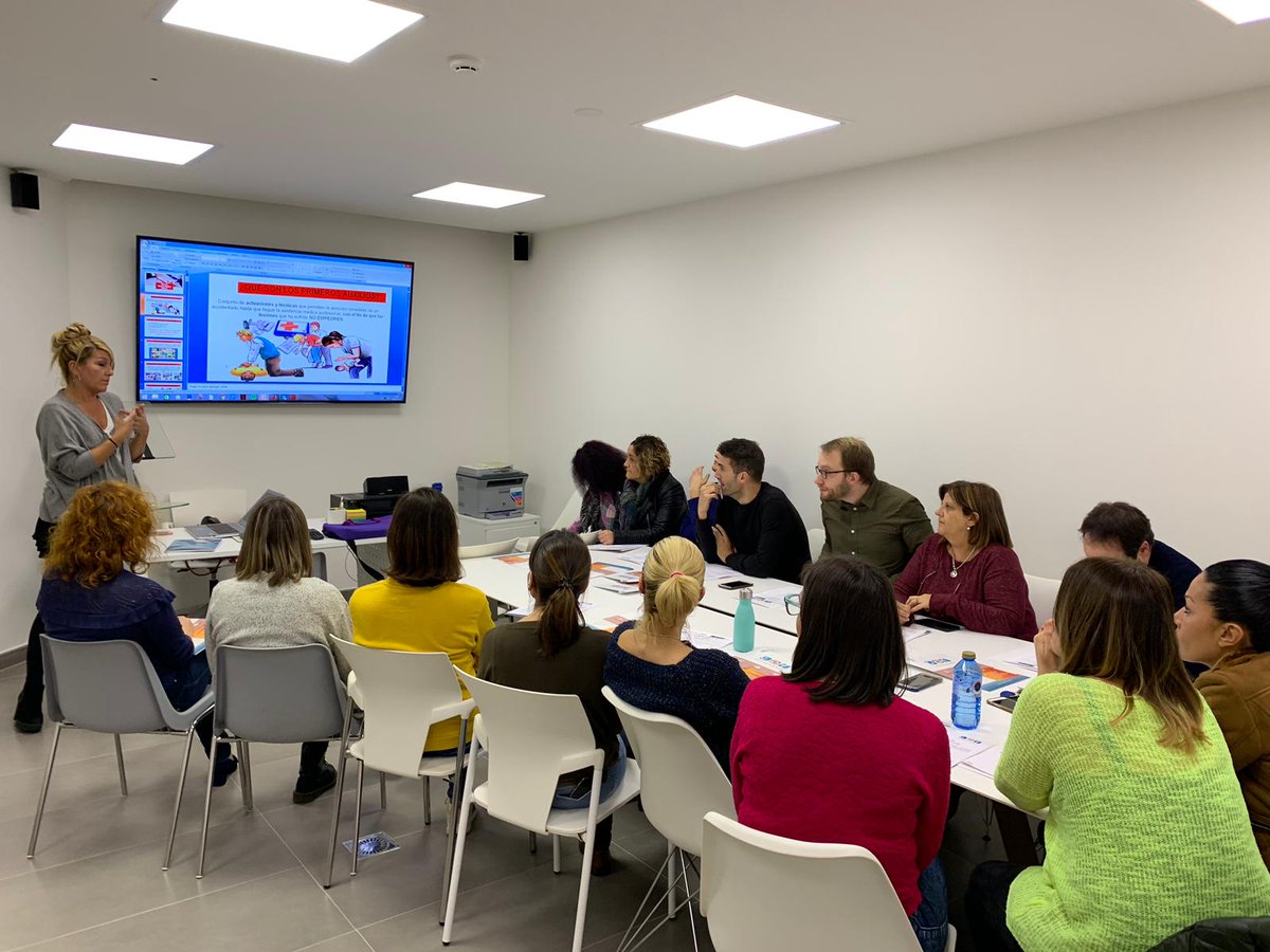 📇 El pasado viernes 8 de febrero parte del equipo de #ClinicaDentalRomeo realizamos ✍ curso de actualización en primeros auxilios con prácticas.
 📗 Siempre aprendiendo para mejorar‼
 #PrimeroAuxilios #Pulsaciones #Respiraciones #Reanimacion