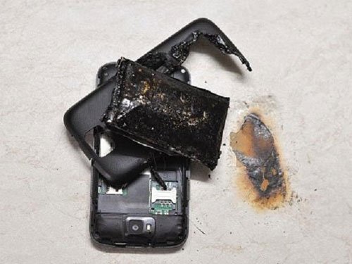 abntelugutv's tweet photo. 8 year old boy looses four fingers after mobile phone explodes in hand
https://t.co/UdPnIdch8X
#ajptt #abnptt #prajatantram #mobileexplodes #kidloosesfingers https://t.co/aDwEO0c7QQ