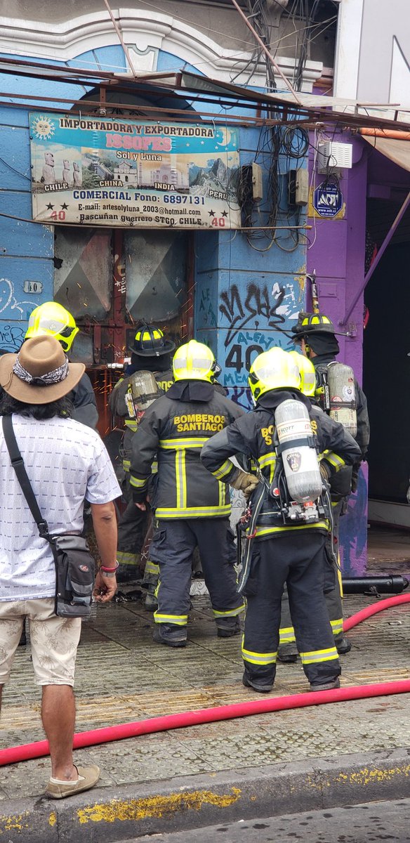 Jorge D'Alençon on Twitter: "Imágenes de @Xispafire @cbsantiago procede a 2a. y Alarma de Incendio, por fuego que afecta comercial, Bascuñan Guerrero y Alameda #Santiago https://t.co/n9fwRrkVED" / Twitter