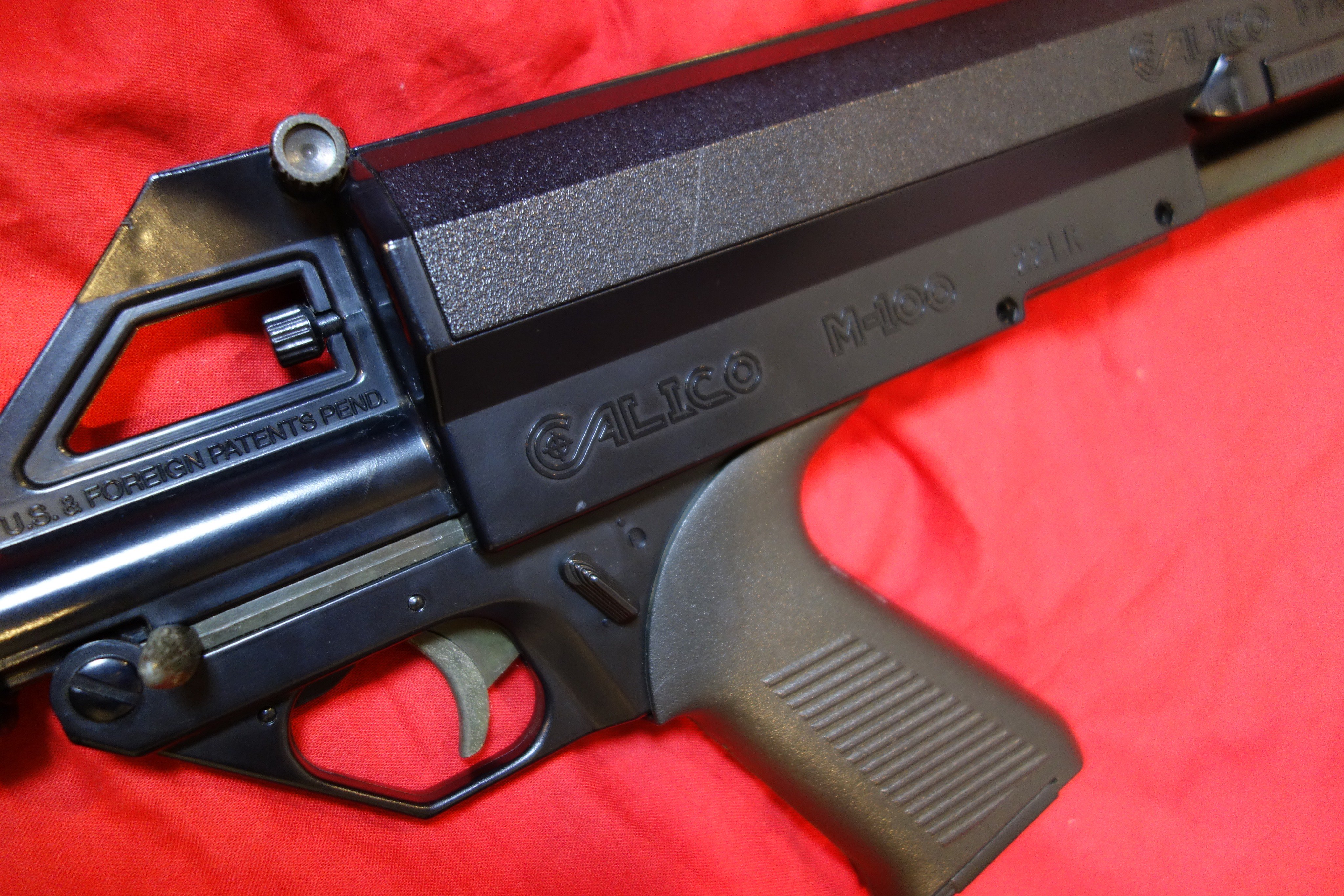 秋本こうじ C101金曜東ユ 45a Grummana Amp 中古でトイテックのキャレコを買ってしまった 既に二丁あるんですが二丁とも故障していたので キャレコを初めて見た時は弾が沢山撃てる以外はなんてカッコ悪い銃と思っていましたが今見ると中々味がある