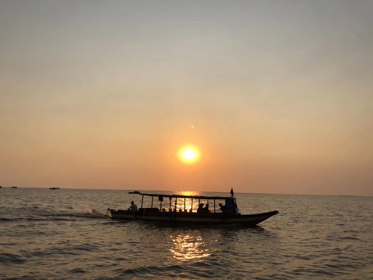 ExposomeHealth's tweet photo. Morning #Taoist #Qigong allows 99% of body's molecules (#water) to dance to the tune of solids (Szent-Györgyi),in sync wt rising #sunlight;total oneness wt nature(#quantumcoherence, DelGiudice) raise #redoxpotential more native #EMF less #nnEMF #bluelight #mitochondriac https://t.co/01Sr7l87TP
