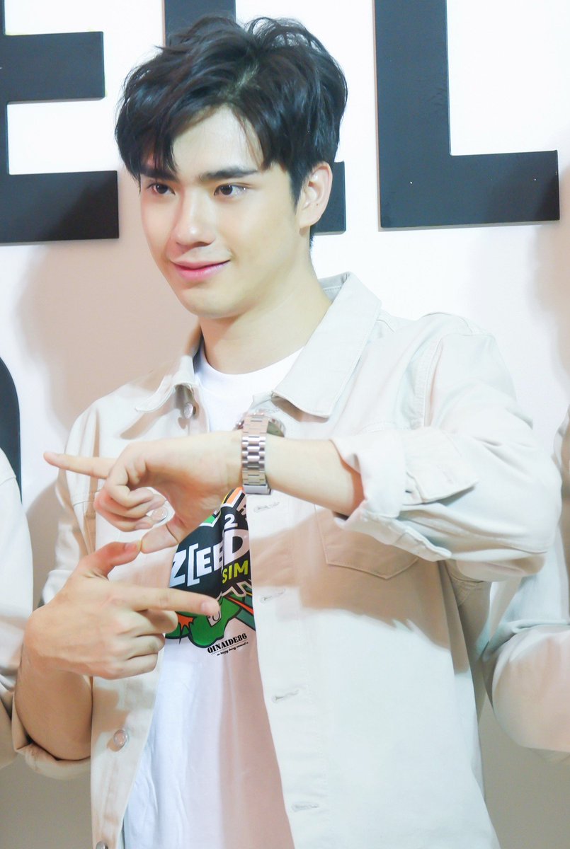 Qinaide86's tweet photo. มือถือมีไว้ทัก แต่รักมีไว้ให้เธอ.. 🤭💛
#อะไรอะไรก็ตี๋
#โพสอิททูชายตี๋
#teethanapon
#aisdigitalintelligentnation2019 https://t.co/usas3MdNFG
