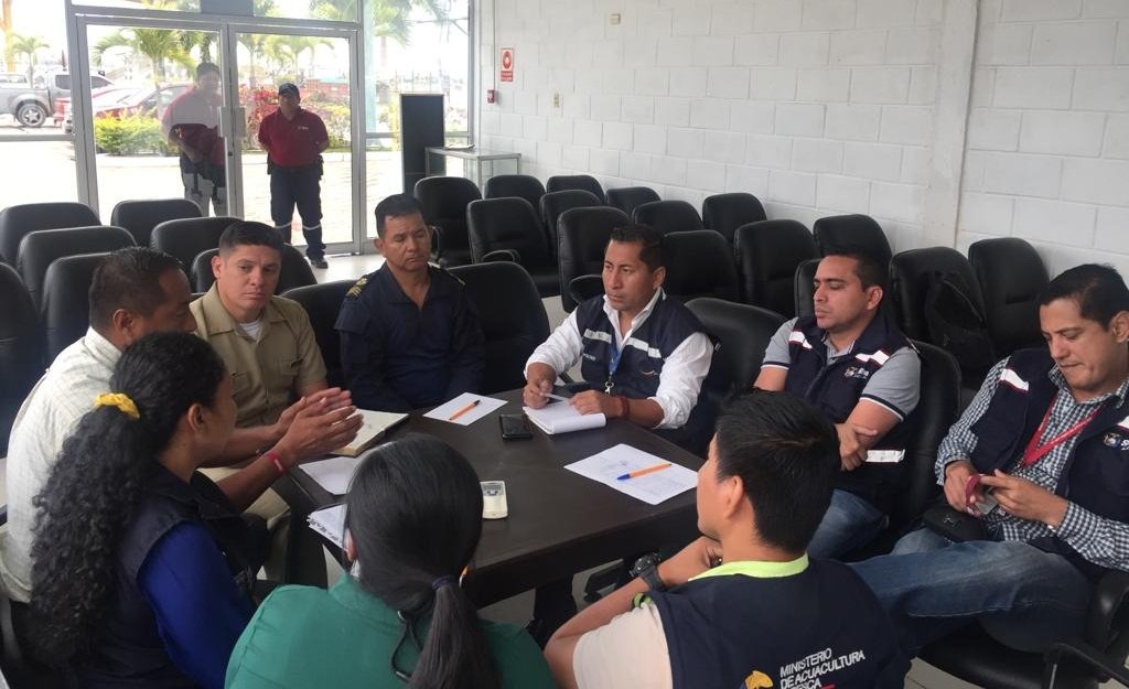 armada_ecuador's tweet photo. #Salinas| Capitanía de Salinas junto a representantes de Recursos Pesqueros participaron en la reunión de trabajo sobre “Descarga de pesca fuera de la infraestructura pesquera” #FAAContigo #UCSELE #SoyMarino⚓ #CAPSAL #armada #navy https://t.co/qJju80Wl3S