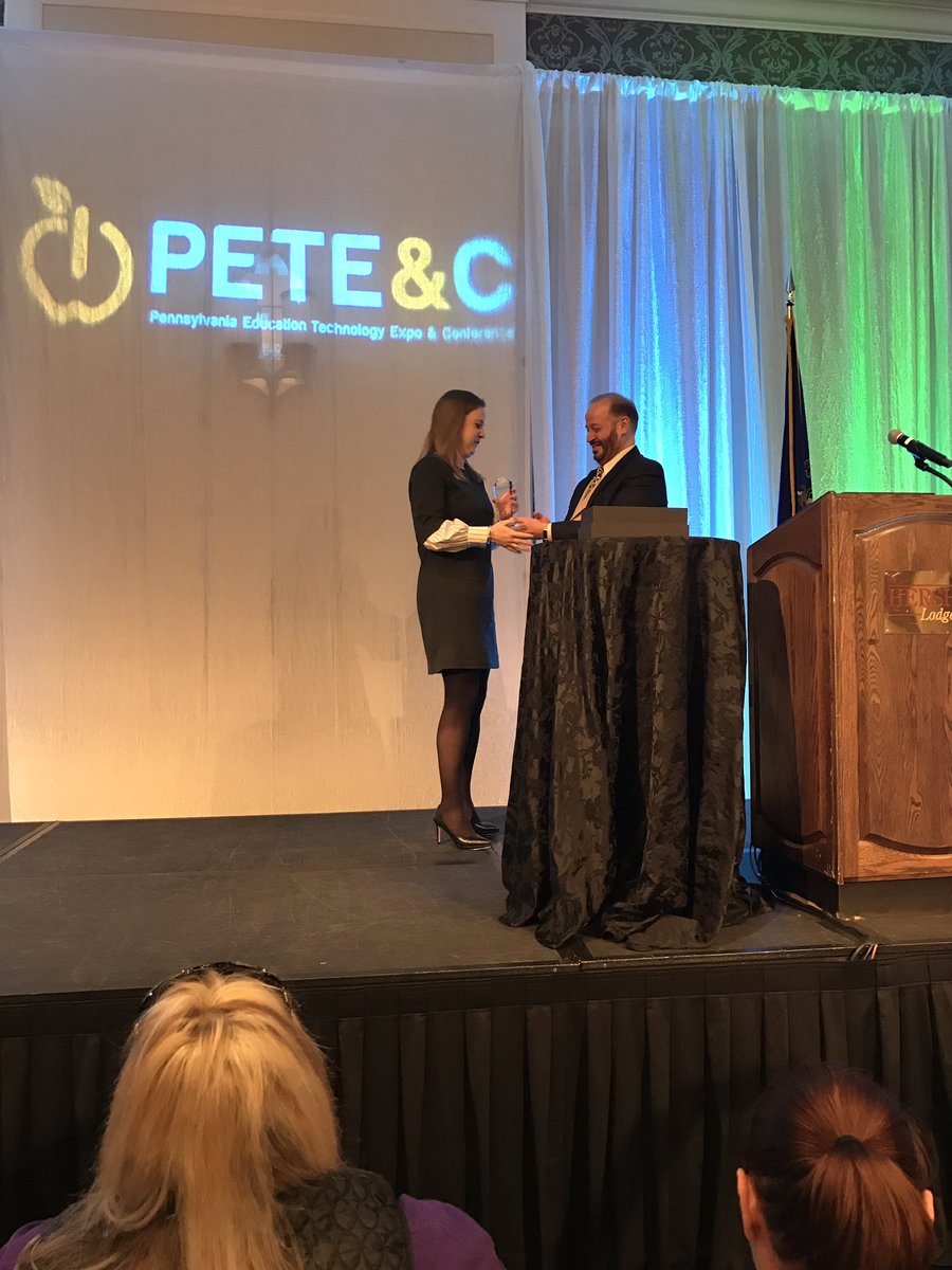 Woo Jenni! Congrats to #wcasd own <a href="/JenniSouthmayd/">Jenni Southmayd</a> on becoming the Technology Innovator of the Year at #PETEC2019! <a href="/EGEroadrunner/">Dennis Brown</a> @TammiL38