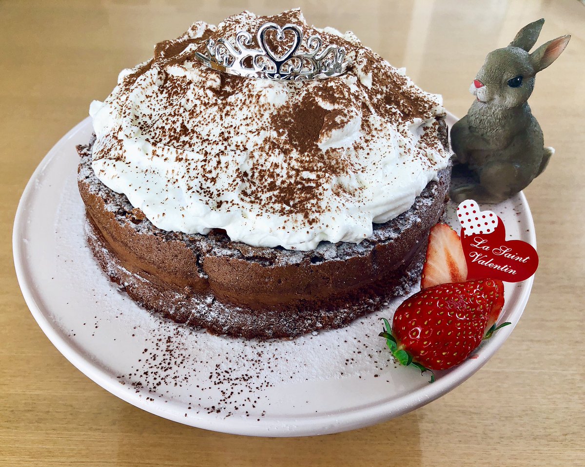 栴 Ayami ๑ ڡ ๑ Twitterren バレンタイン Gemomogemo さんのガトーショコラ おうち用は いちごと生クリームでマネっこデコレーション 紅ほっぺ たっぷり ティアラも乗せてみた 可愛い 自画自賛 バレンタイン ガトーショコラ コッタ Suipa