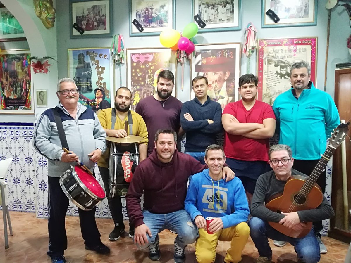 Pues este es nuestro grupito de amigos que vamos a liarla un año más en la calle!!! Ya estamos ahí!!! “LA COSA ESTÁ REGULÁ” 😁
