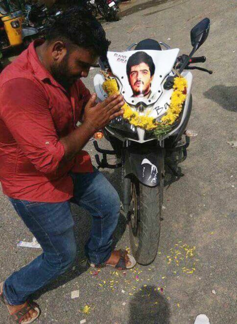 Marisiva17's tweet photo. 💫இடிகளும் 🌩மின்னகளும்
🔥#தல🔥இவரின் வருகையை
 🥁பறைசாற்றும்🥁அந்த விதிகூட  இவரின் வெற்றியை தடுத்திட தினறியது💪🏻 https://t.co/odf21EBlOG