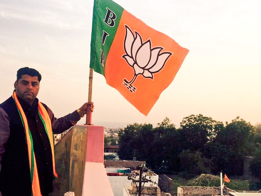 आज भारतीय जनता पार्टी के कार्यकर्ता अपने घर पर भाजपा का झंडा व स्टीकर लगाकर पुनः @narendramodi जी और भाजपा को प्रचंड बहुमत के साथ विजयी बनाने का संकल्प ले रहे है, आइये हम भी इस अभियान से जुड़ें और देश को सशक्त बनाएँ। #MeraParivarBhajapaParivar....