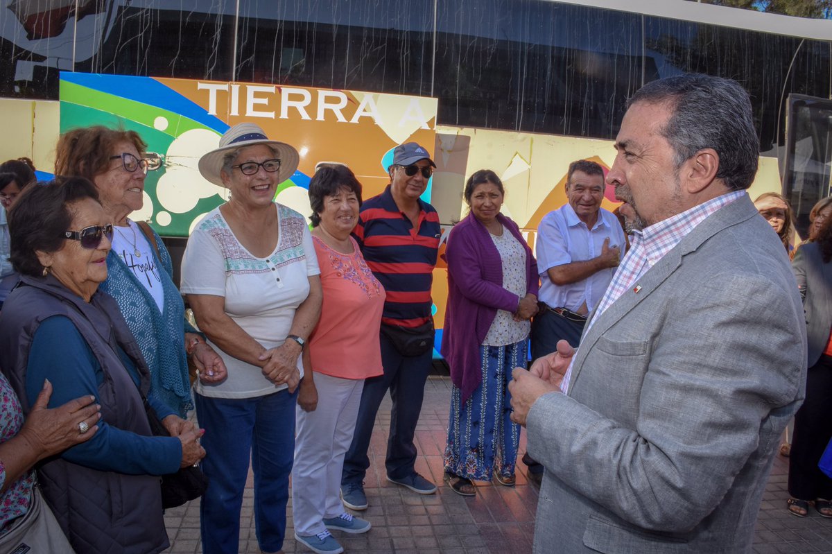 FSanchezAtacama's tweet photo. Para nuestro Gob. los adultos mayores son una prioridad, por eso queremos mejorar su calidad de vida, que disfruten y se sientan más vivos que nunca. Hoy, en nombre del Pdte. @sebastianpinera les deseamos buen viaje a la playa a otro grupo de #AdultosMejores de #TierraAmarilla 🏖 https://t.co/XyyW6Uis5o