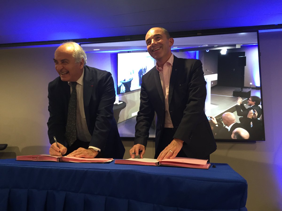 ccifrance's tweet photo. Philippe Coy, président de la Confédération des Buralistes, reçoit 
@GoguetPierre, président @ccifrance, lors de l'Assemblée Générale : "Nous souhaitons nous appuyer sur le savoir des #CCI pour réussir notre transformation."@LesBuralistes @PHILIPPECOY #commerce https://t.co/Z3k5kRKmML
