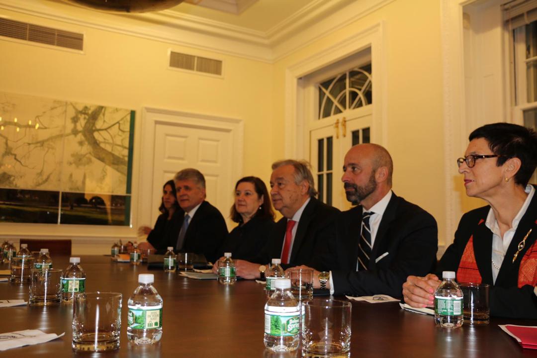 ViceVenezuela's tweet photo. #EsNoticia || El canciller de la República, @jaarreaza, sostuvo reunión de trabajo con el secretario general de #ONU, @antonioguterres, para profundizar las relaciones de cooperación a favor del bienestar de todos los venezolanos y venezolanas https://t.co/IoWrzLkR5P https://t.co/QY6GXe8UOY