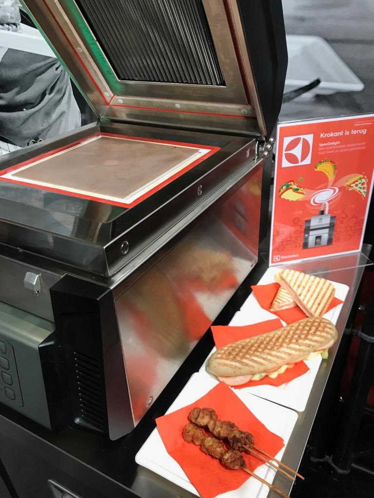 ElectroluxProNL's tweet image. Ook op @horecaeventt ? Al bij @bakkervakkeuken geproefd van onze SpeeDelight? #rapidcooking #fastfood #backtothecrisp #oneminutetowow #speedelight #bakkervakkeuken #horecaeventt