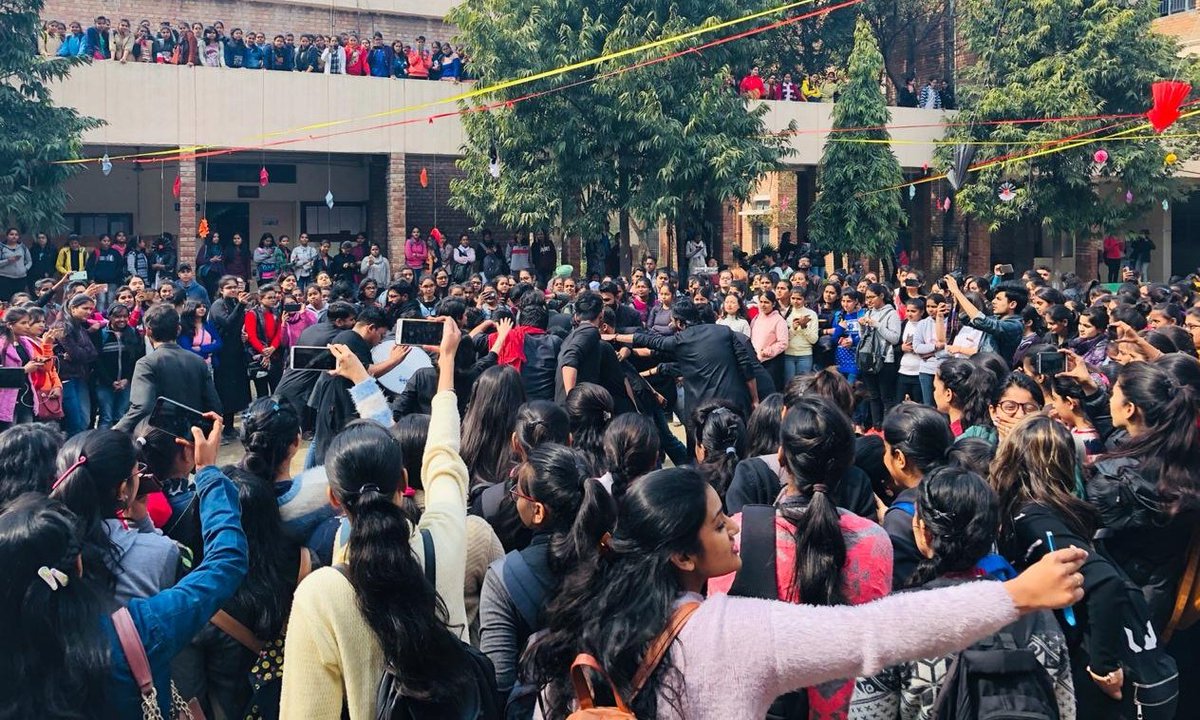 ArvindGaurTeam's tweet photo. Performance of Asmita's hard-working hitting street play #Mard directed by @ArvindGaur at Bharti College (Delhi University) . 
#AsmitaTheatre #Theatre4Change https://t.co/N7q4d0jBIf
