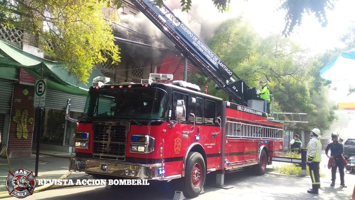 RABCHILE's tweet photo. 🚨Bomberos Santiago🚨

En Apoyo a la 4ta Alarma de Incendio en Bascuñan Guerrero / Libertador Bernardo O'Higgins, #Santiago se encuentra:

BX-3 Z-8 @BomberosMaipu
Z-8 @BomberosNunoa
Z-4 @CBConchali_1948

#RAB8 y #RAB29 en el lugar.

#REVISTAACCIONBOMBERIL
#BOMBEROSDECHILE https://t.co/L3iI2BqRJG