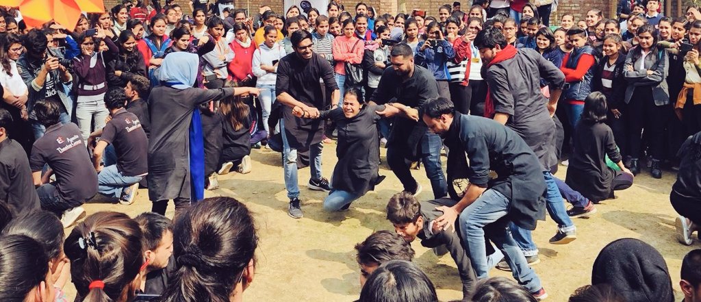 ArvindGaurTeam's tweet photo. Performance of Asmita's hard-working hitting street play #Mard directed by @ArvindGaur at Bharti College (Delhi University) . 
#AsmitaTheatre #Theatre4Change https://t.co/N7q4d0jBIf