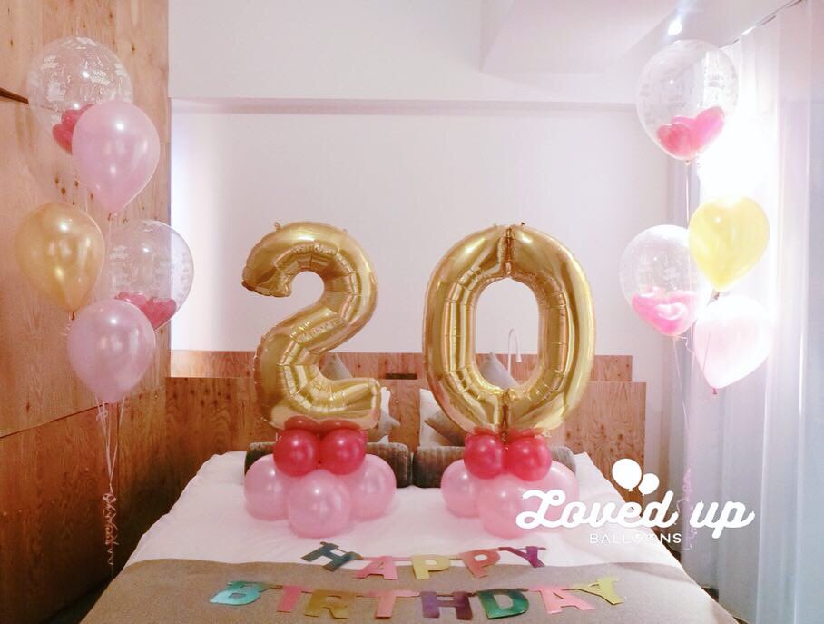 Loved Up Balloons 須原三加 ２０歳のお祝いにベッドまわりを風船で可愛く飾り付け 大人気の大きな数字のバルーンで お誕生日をサプライズで盛り上げます 詳しくはこちらをご覧ください T Co Ktnbdghiob ハタチ ワンアットトーキョー