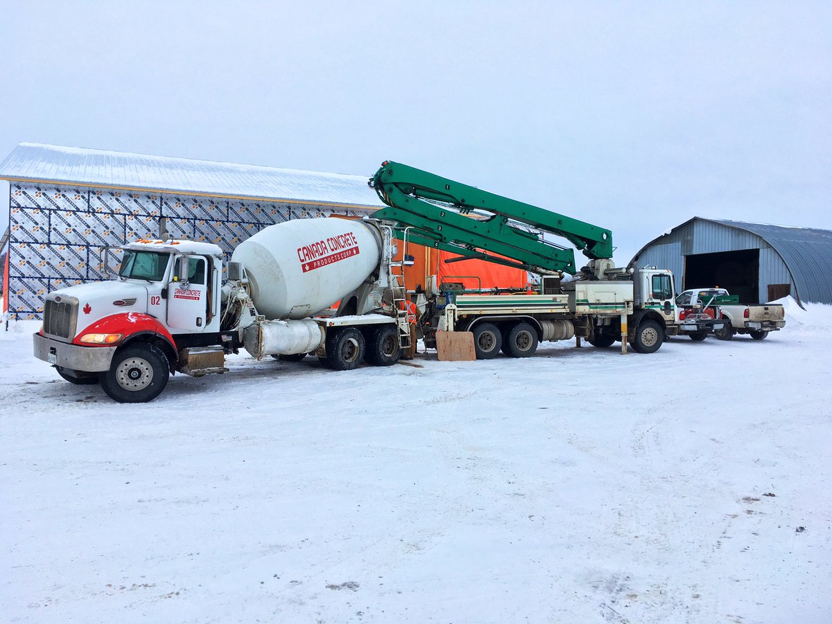 BernieKamphof's tweet image. And the floor pour is underway! Weather is cooperating - its a relatively mild -10°C, much nicer than the -30°ish from the last few weeks. #ShopBuild