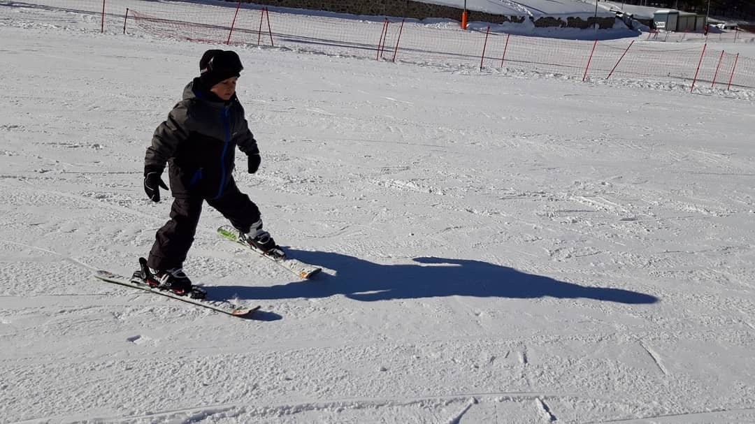 otizmanka's tweet photo. Kampımızın 2. Gününde ilk defa piste çıktık, yarım gün geride kaldı. Hem eğlendik Hem öğrendik...
#ankagelenekselkayakkampı #kayakkampı #özelçocuklar #otizm #autism #sporegitimi #yasamliderligiegitimi #erzurum #palandöken #egitim #spor #otizmeğitimi #otizmeçarevar https://t.co/BBqYICEmVy