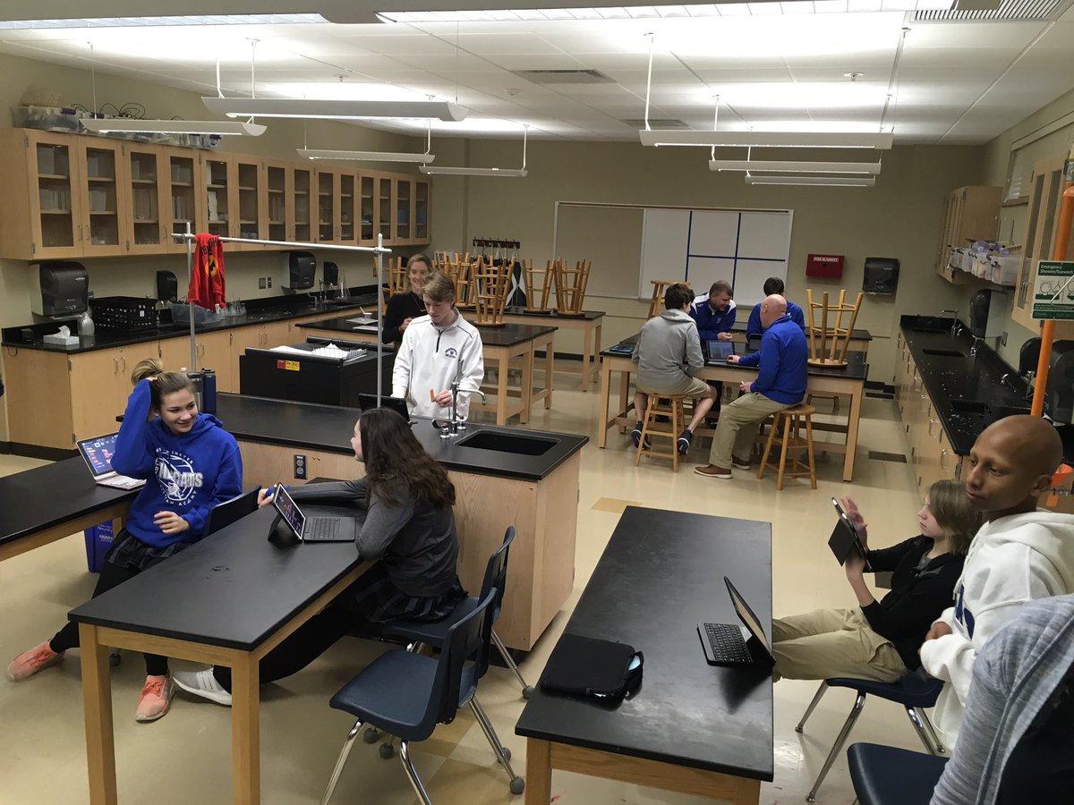 WCA_STEM's tweet image. @wcastl STEM 8 students showing off their coding skills.
#CodingCats