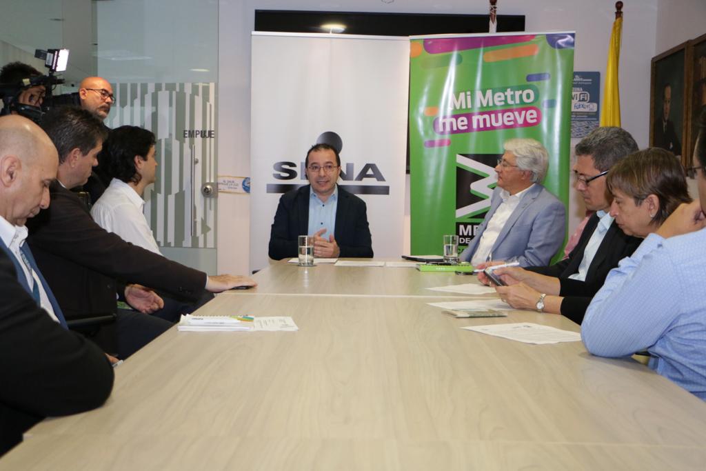 SENAComunica's tweet photo. En #Antioquia firmamos con @metrodemedellin un acuerdo de voluntades para implementar formación dual que beneficie a los jóvenes paisas. En abril iniciarán clases los aprendices que se convertirán en los nuevos Técnicos en Mantenimiento de Automatismos Industriales del #SENA. https://t.co/TLpouMPRMZ