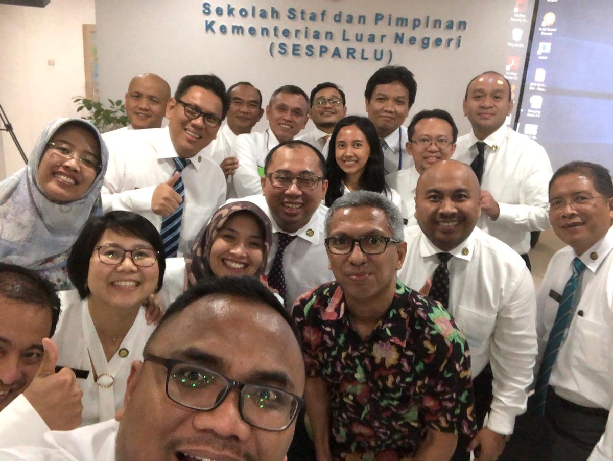 masdanang's tweet photo. An interesting class for senior Indonesian Diplomat (Sesparlu) with Mr. Alfred Tuwahatu of @PMBS_ID Prasetya Mulya..interesting FORTH method @gijsvanwulfen to boost innovation, creativity. #sesparlu61 #lifeasstudent #dwupdates #danangwaskito #polugri #diplomatlife #foreignpolicy https://t.co/yq543X7pB8
