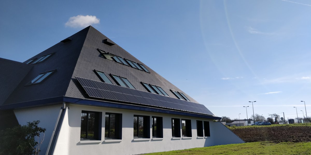 comptacom's tweet photo. C'est le grand jour pour l'équipe informatique @compta_com ! Le déménagement des bureaux dans la #pyramide ! #ComptaCom #déménagement #Laval #logiciel #informatique #comptabilité https://t.co/w4mHltimJS