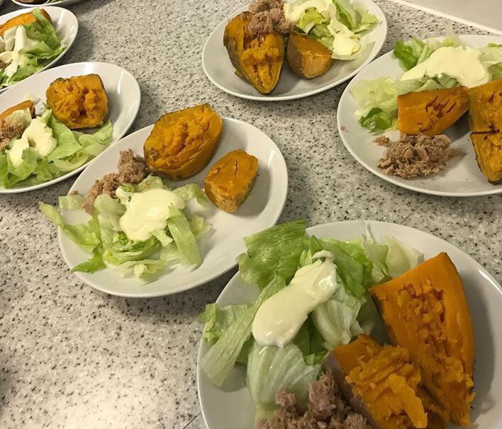 triangle_garden's tweet photo. Today at #GrowingHealth we cooked sweet potato in the microwave, served with tuna salad + mustard/Greek yog sauce.
#Sweetpotato is a top source of vitamin A, C, B, Manganese, Potassium + fibre. Only 6 mins in the microwave! #Hitchin #abilitynotdisability #healthyeating #ld #salad https://t.co/HnTUcEjQud