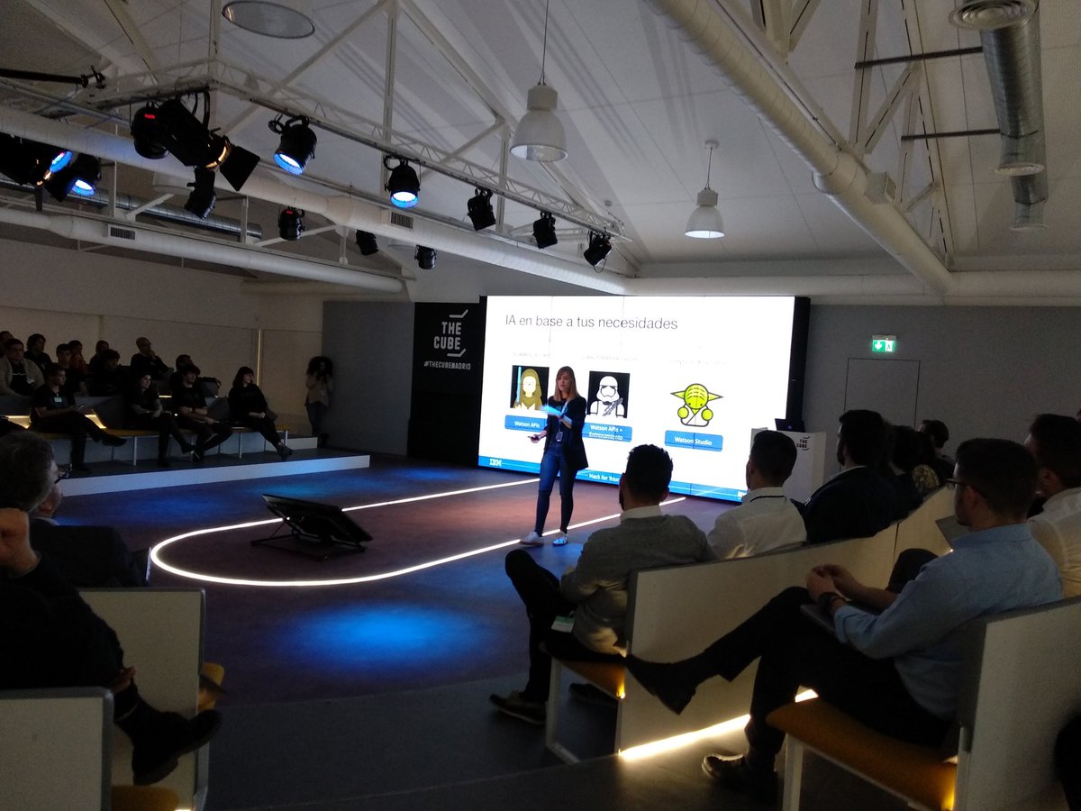 biggirlstheory's tweet photo. Hoy @mariaborbones en el #Hack4YourFuture dando instrucciones para solucionar el #Challenge con #IA para el paso a la #Jubilación y al #envejecimientoactivo https://t.co/YoztQLdOBp