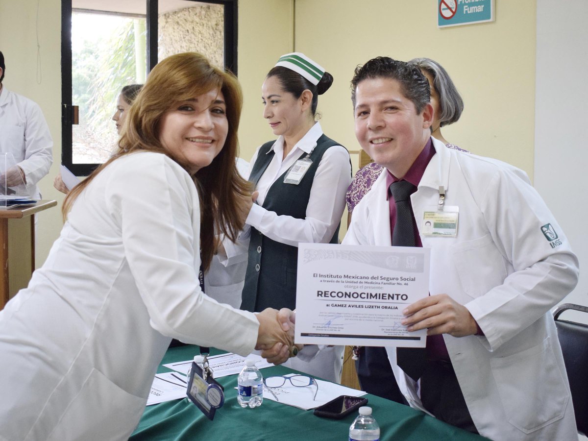 ImssSinaloa's tweet photo. 📸#FOTOGALERIA Personal de la UMF No. 46 recibe reconocimientos por los resultados obtenidos en la ENSAT y ECCO 2018. #ContigoSomosIMSS #IMSSsinaloa #DaleLike https://t.co/24yCzd7DhM