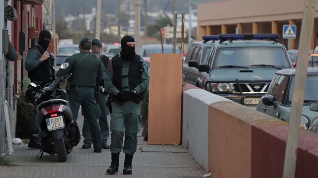 Mi más Enhorabuena a los Agentes de la <a href="/guardiacivil/">Guardia Civil</a>, los #GRS, #GAR Y #USECIC  concretamente por la #macroperacion #antidroga hoy en #Lalínea. ¡Que eficacia y profesionalidad! Las personas normales y trabajadoras del pueblo les estamos enormemente agradecidos #guardiacivil