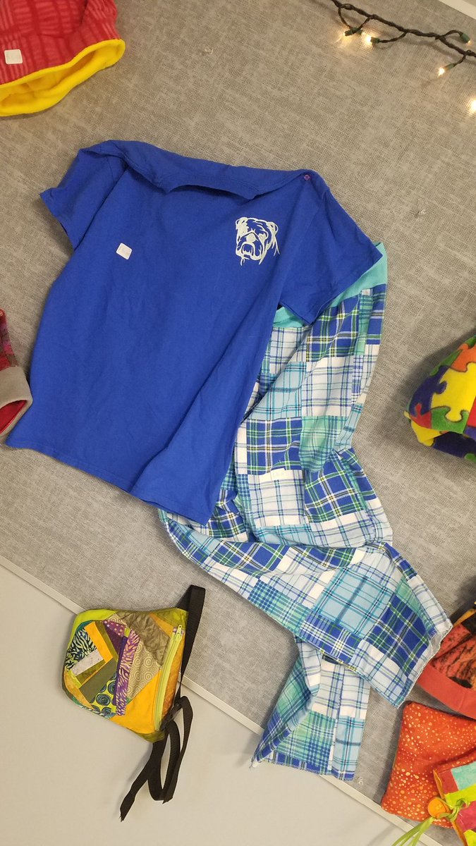 jeremiahsettles's tweet photo. @CPS_DouglassHS "Growler Market" sells student made clothing, bags, jewelry, and food stuffs. Real world skills promoting an entrepreneurial spirit! If you want prices or better photos let me know @PStieple @HesseKerry @DrErycaNeville #DHSlearns #wework #cpsbest #alted https://t.co/vhABBRT1F0