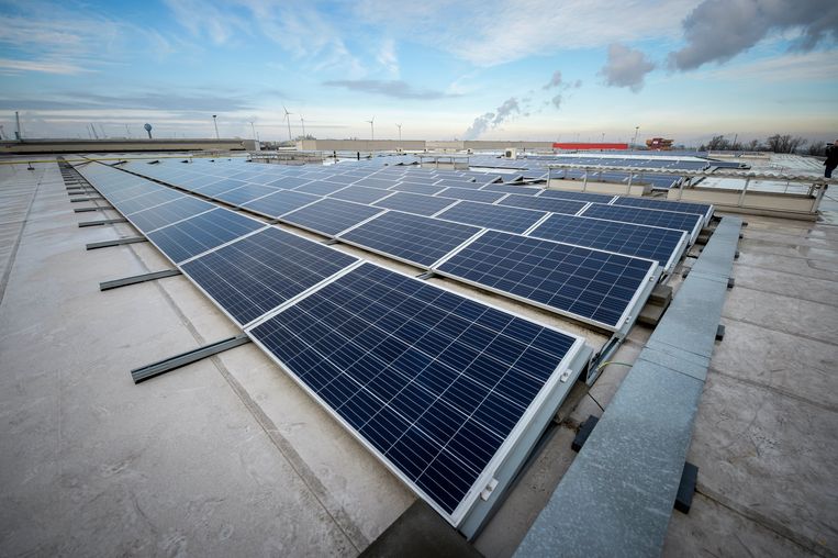 PVCARE's tweet image. Het Belgische bpost heeft voor 10.000 m2 met in totaal 3.700 zonnepanelen gelegd op een sorteercentrum in Antwerpen: bit.ly/2SLJ6IX 

Wist je dat PV-Care ook in België actief is? Bekijk de voorwaarden voor een service-abonnement op onze site: bit.ly/2DLm5ha.