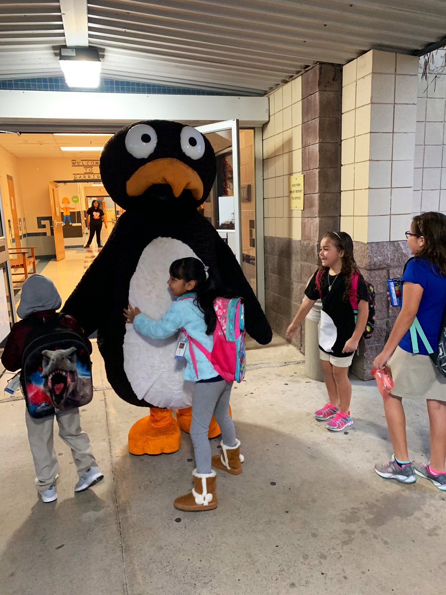 Amy_A_Ruvalcaba's tweet image. Warm hugs this morning from Jiji! #GarrigaProud #SeetheMath
