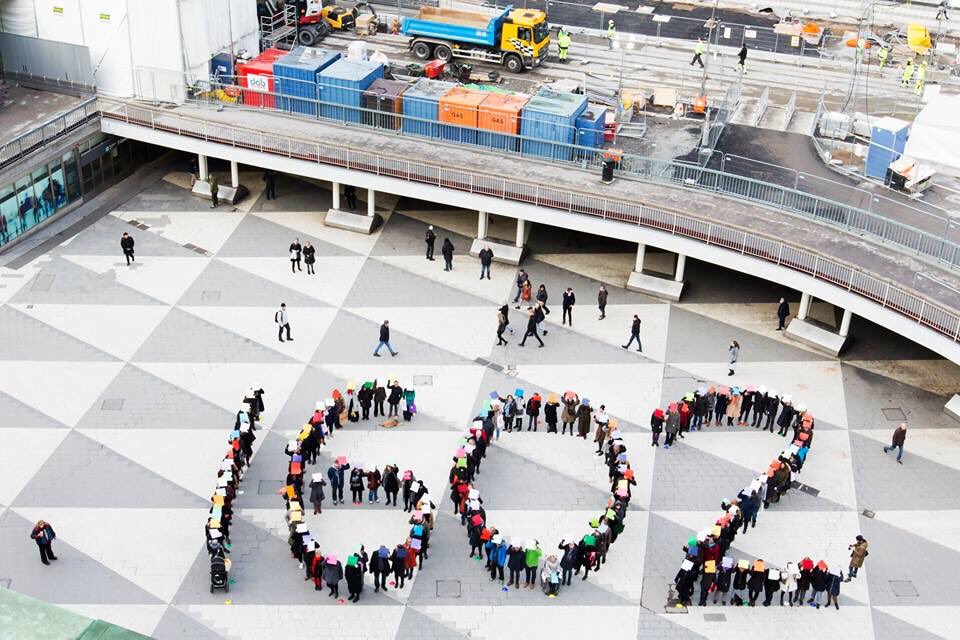 Hur länge jobbar kvinnor gratis? Imorgon lanseras årets klockslag! Var med och manifestera för jämställda löner imorgon kl 12 på Sergels torg! Dags för #lönheladagen!