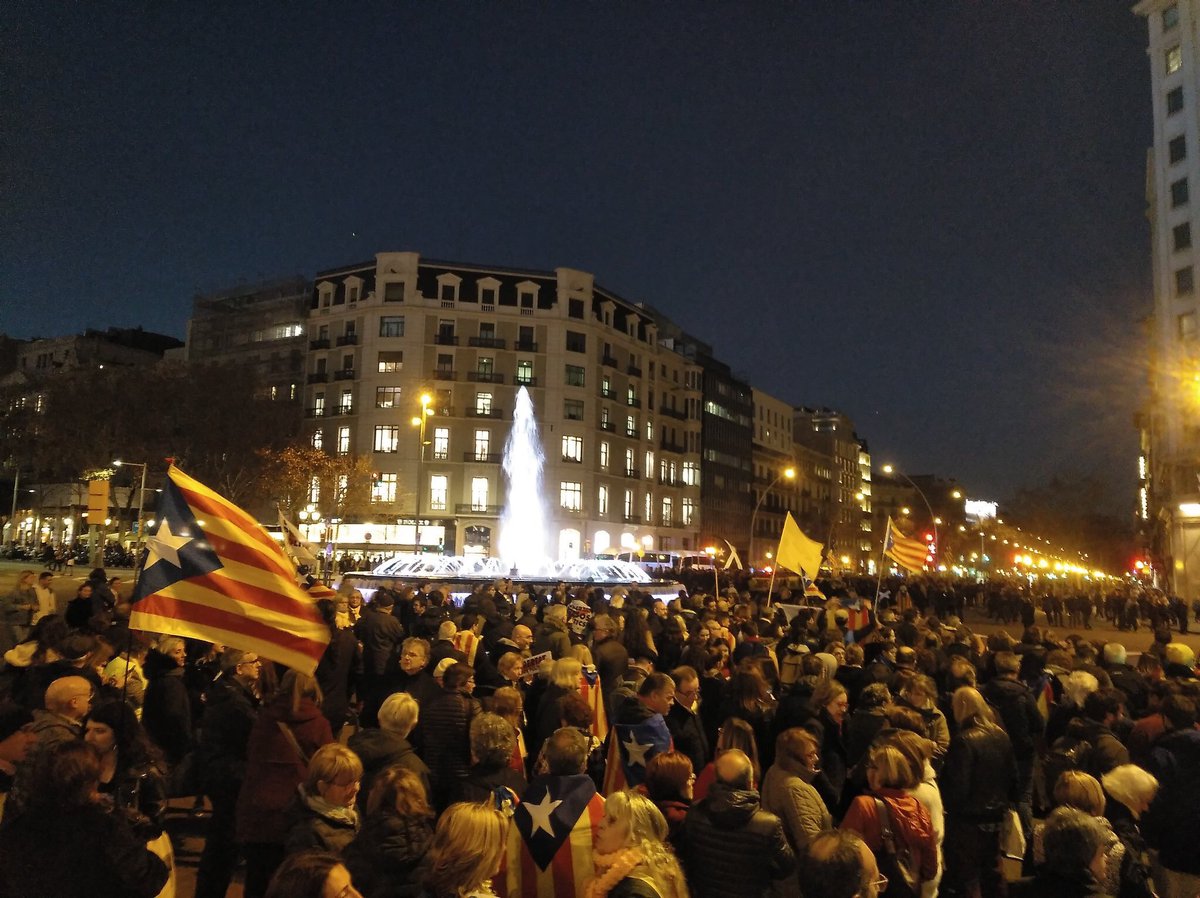 CDRCatOficial's tweet photo. ❌ No acatem el #JudiciFarsa.

❌ No acatem la (in)justícia espanyola, que ens vol submises i callades.

👉 Som i serem ingovernables!

#12FNiCalladesNiSubmises
#TombemElRègim
#CamíDeLaVagaGeneral
#CDREnXarxa https://t.co/qTyXYW8tue