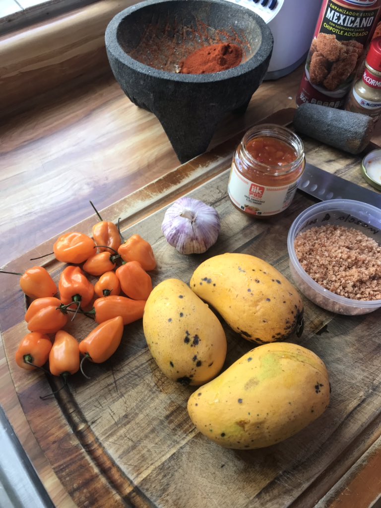 cellular_bud's tweet image. Обещал бомбический рецепт - держите! Потребуются перцы хабанеро, манго или концентрат с мякотью манго, чеснок, соль, сахар, паприка, мука и куриные крылья. Ну, и по традиции: как дела? чего не спите? Присылайте ваши новые твиты с запахом!