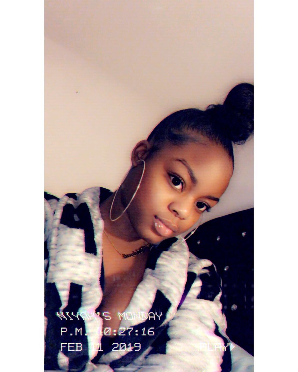 _thereallnii's tweet photo. chillin’ with no make up on that’s when your the prettiest🥺🥰.. #latenightpics https://t.co/kcbMEXWq5m