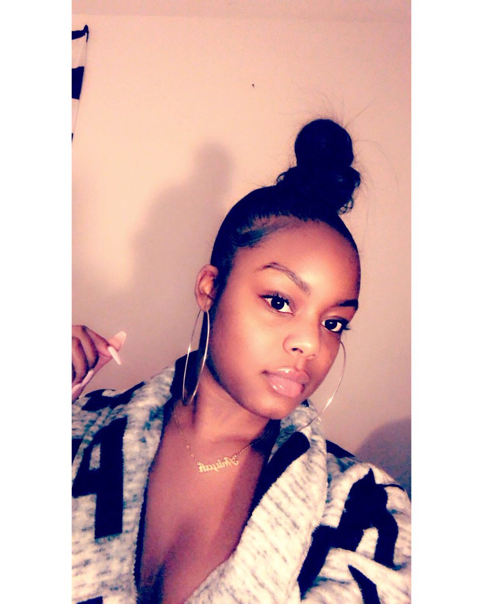 _thereallnii's tweet photo. chillin’ with no make up on that’s when your the prettiest🥺🥰.. #latenightpics https://t.co/kcbMEXWq5m