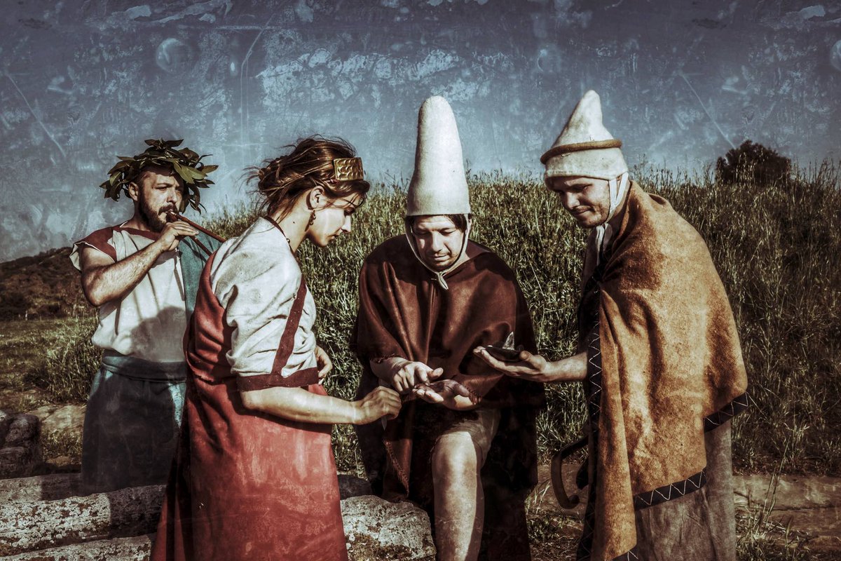 StorieBizzarre's tweet photo. #Aruspice intento a compiere il rito divinatorio.

L'aruspicina era l'arte divinatoria che consisteva nell'esame delle viscere (soprattutto fegato ed intestino) di animali sacrificati per trarne segni divini e norme di condotta e chi esercitava l'aruspicina era chiamato aruspice. https://t.co/rMMH2p7qkH